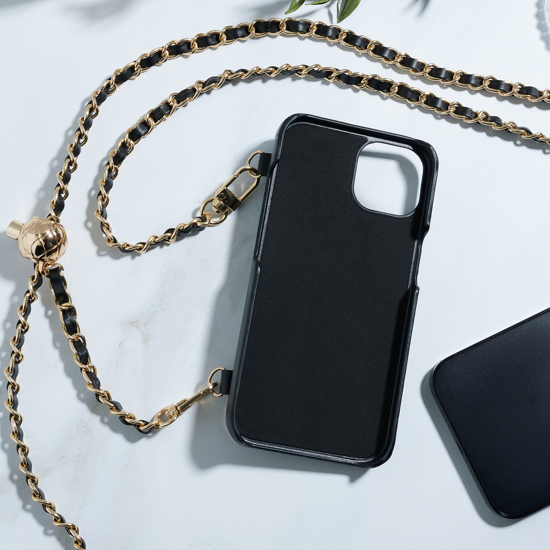 Чехол для смартфона Дизайн, iP - 13, черный, фэшн, цепочка c черной кожей и кулоном - #10