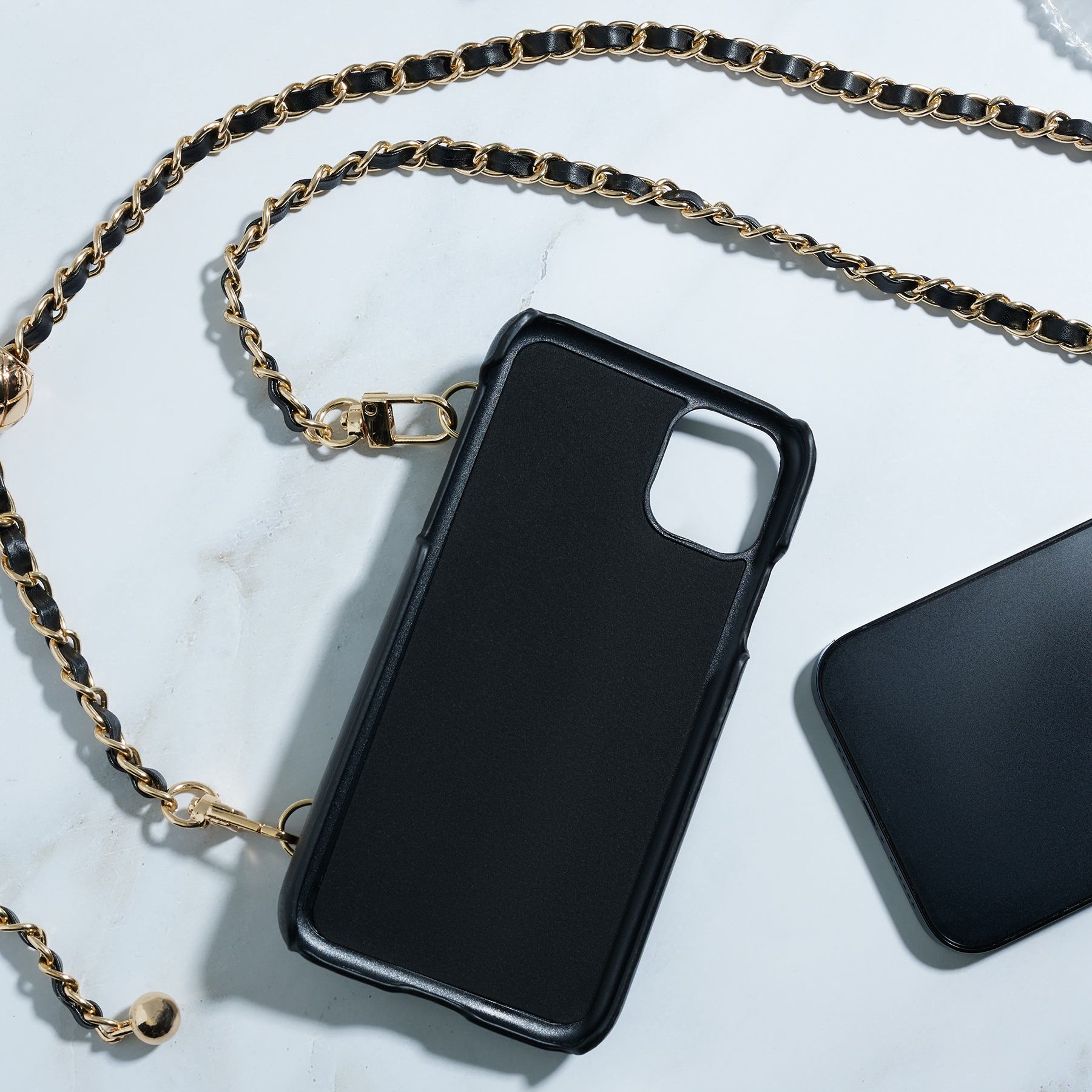 Чехол для смартфона Дизайн, iP - 11 черный, фэшн, цепочка c черной кожей и кулоном - #11