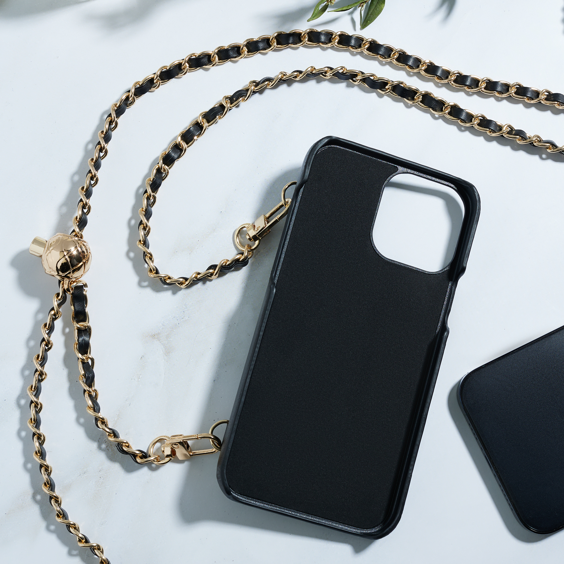 Чехол для смартфона Дизайн, iP - 14 pro max, черный, фэшн, цепочка c черной кожей и кулоном - #11