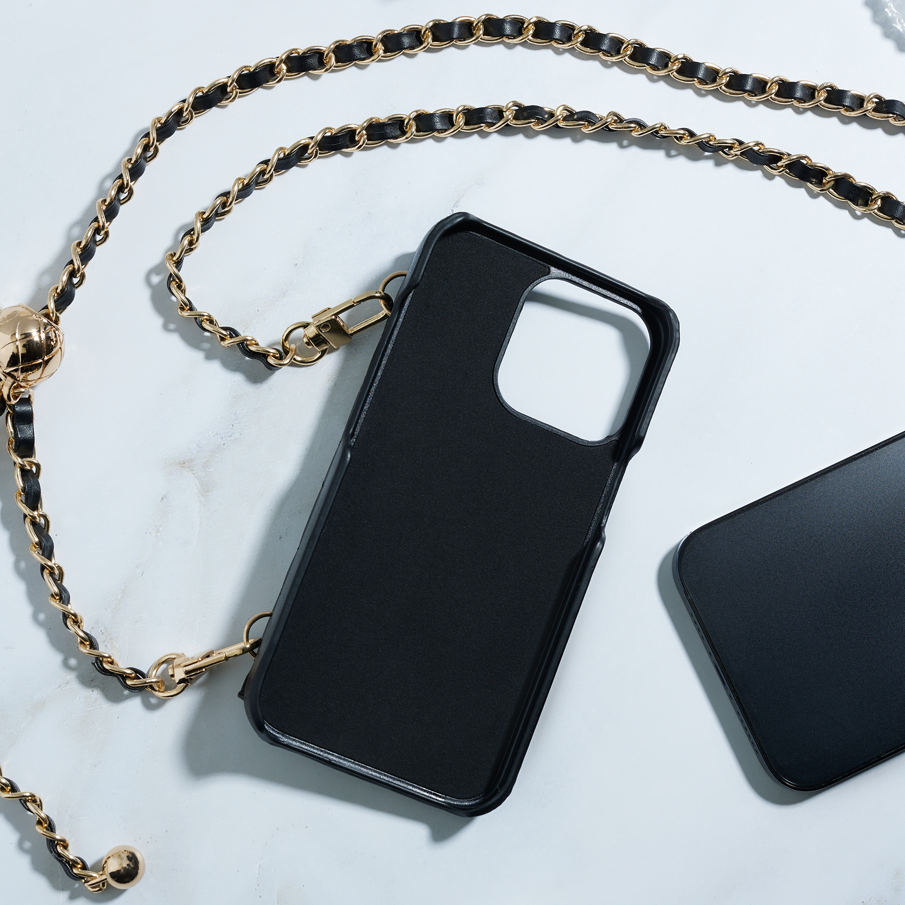 Чехол для смартфона Дизайн, iP - 13 pro, черный, фэшн, цепочка c черной кожей и кулоном - #11