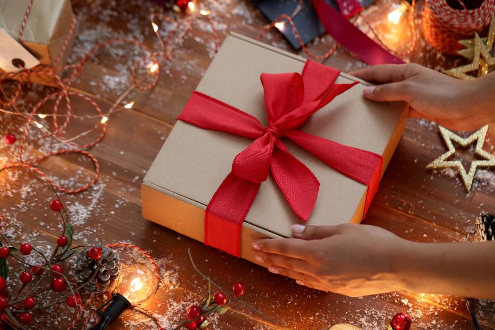 Что подарить на Новый год 2024 родным: 20 идей подарков близким