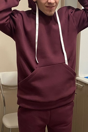 Очень удачный худи, шить легко и посадка отличная. Я брала маленький размер, но он все ровно выглядит свободно. Шила парню костюм из фужера