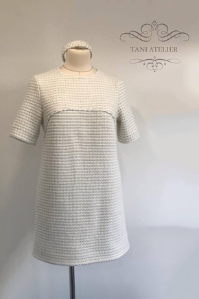 Маленькое белое платье из твида, дополнила образ ободком