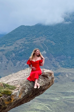 Красное платье для серой горы