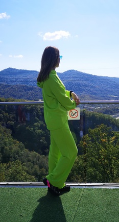 Яркий костюм