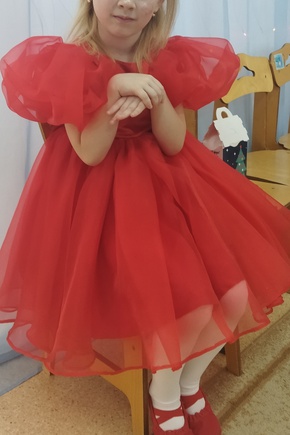 красное платье