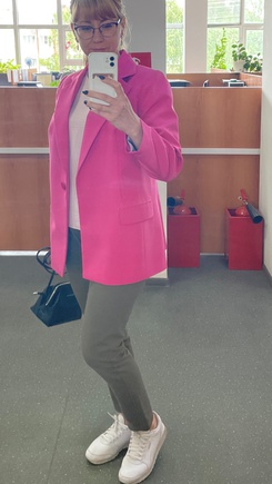 Спальный, модный пиджак полуприталенного силуэта