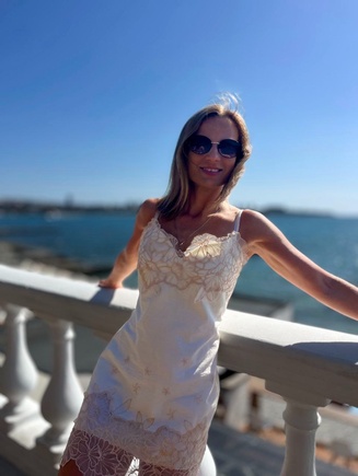 Летний сарафан из воздушного муслина на тонких бретелях-на лифе и по низу романтичное кружево!