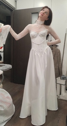 Выкройку немного преобразовала, не делала лямки и удлинила юбку