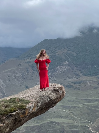 Красное платье для серой горы