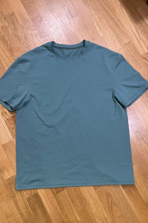 Отличная футболка, но обратите внимание, что она овер и удлиненная, правильно выбирайте размер.