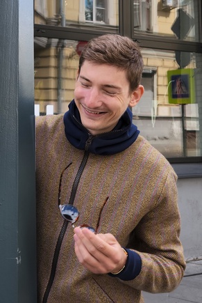 Бомбер с некоторыми изменениями.