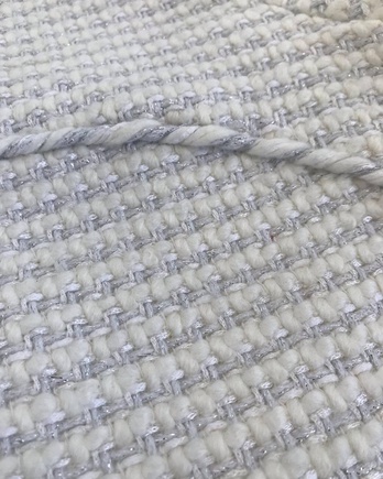 Маленькое белое платье из твида, дополнила образ ободком