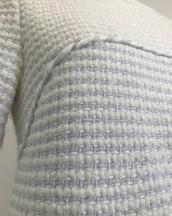 Маленькое белое платье из твида, дополнила образ ободком