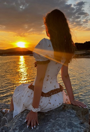 Очень красивое и привлекающее!              взгляды платье, люди оборачиваются!