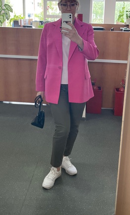 Спальный, модный пиджак полуприталенного силуэта