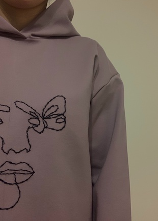 Купила первый раз выкройку и осталась очень довольной ) Изделие достаточно стильное и легкое по пошиву, дополнение к худи выполнила аппликацию (вышивку) линейного рисунка ( применила тамбурный узор )