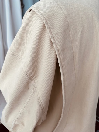 привлекательная свободная куртка