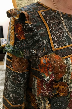 Платье красиво рюшами и сборкой