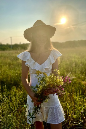 Поле, цветы и потрясающее платье