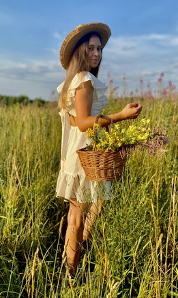 Поле, цветы и потрясающее платье