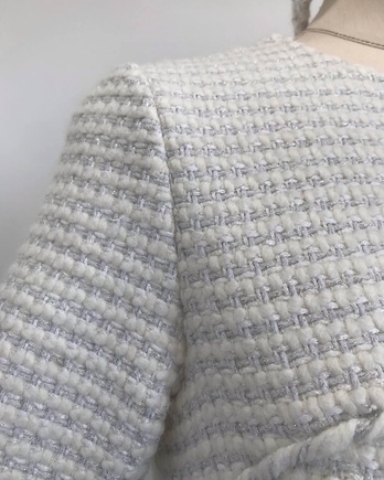 Маленькое белое платье из твида, дополнила образ ободком