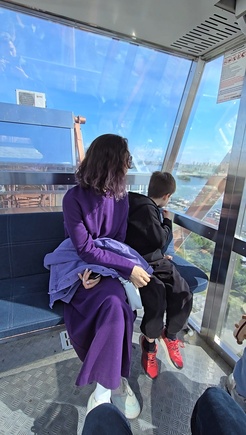 Классное платье. Только разрезов снизу не хватает, ходить неудобно