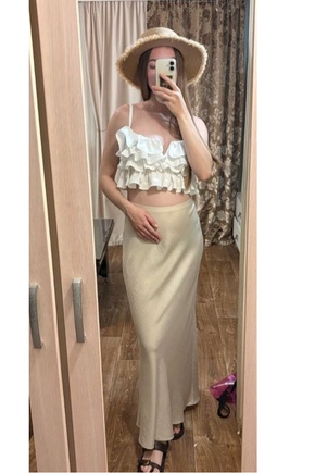 Юбка элегантная красиво садится на фигуру.