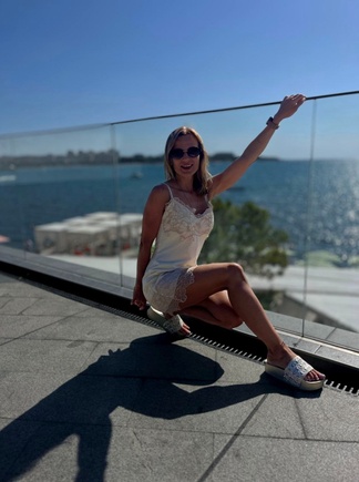 Летний сарафан из воздушного муслина на тонких бретелях-на лифе и по низу романтичное кружево!