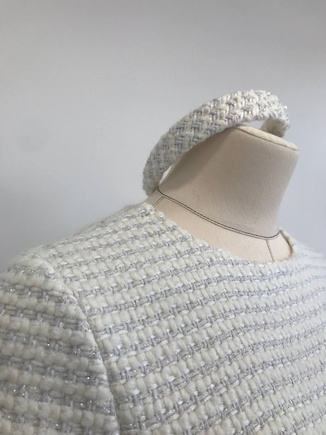 Маленькое белое платье из твида, дополнила образ ободком