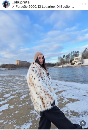 Теплая и модная меховая куртка