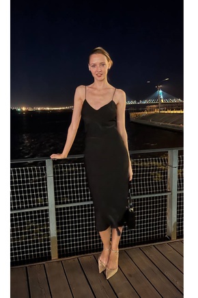 Платье ношу, но второй раз вряд ли решусь шить эту модель.