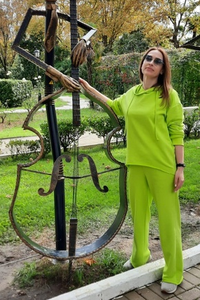 Яркий костюм