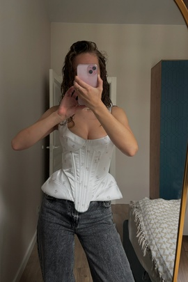 
                             
                                Циния корсаж.
                                Обложка отзыва пользователя Пользователь 447620
                             
                        