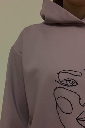 Купила первый раз выкройку и осталась очень довольной ) Изделие достаточно стильное и легкое по пошиву, дополнение к худи выполнила аппликацию (вышивку) линейного рисунка ( применила тамбурный узор )