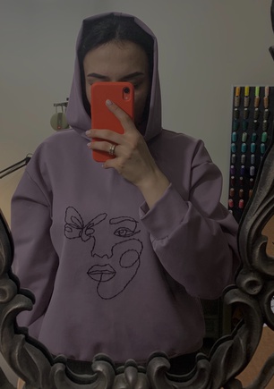 Купила первый раз выкройку и осталась очень довольной ) Изделие достаточно стильное и легкое по пошиву, дополнение к худи выполнила аппликацию (вышивку) линейного рисунка ( применила тамбурный узор )