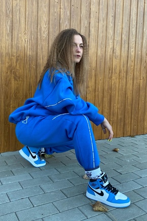 костюм в цвете электрик