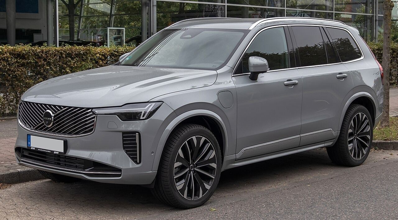 1280px-Volvo_XC90_T8_AWD_Plug-in_Hybrid_Plus__28II_2C_2.jpg