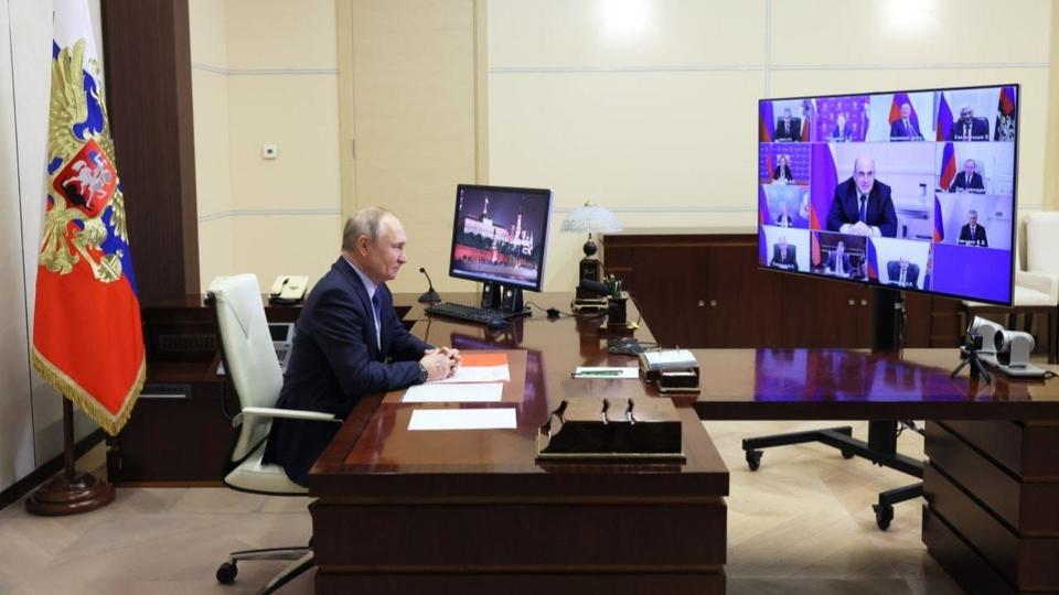 REFEED Putin holds meeting with permanent members of Russian Security