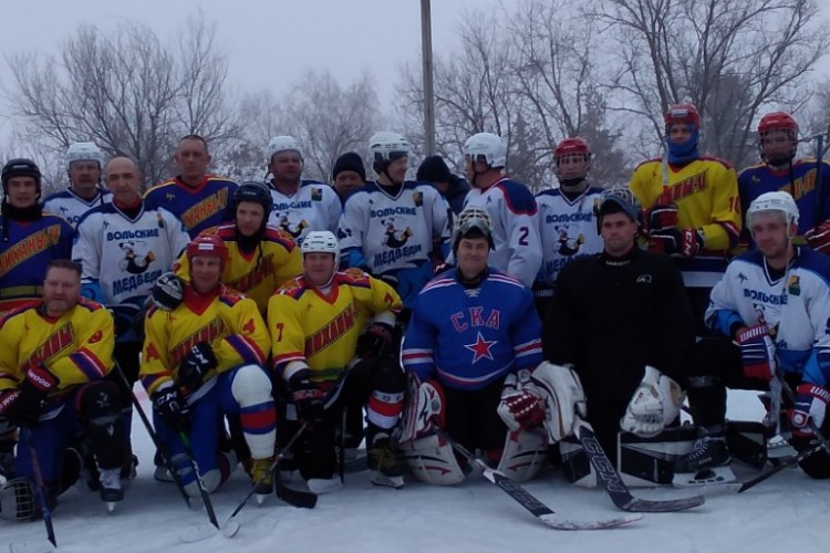 Вольские и Шиханские хоккеисты встретились на льду. 