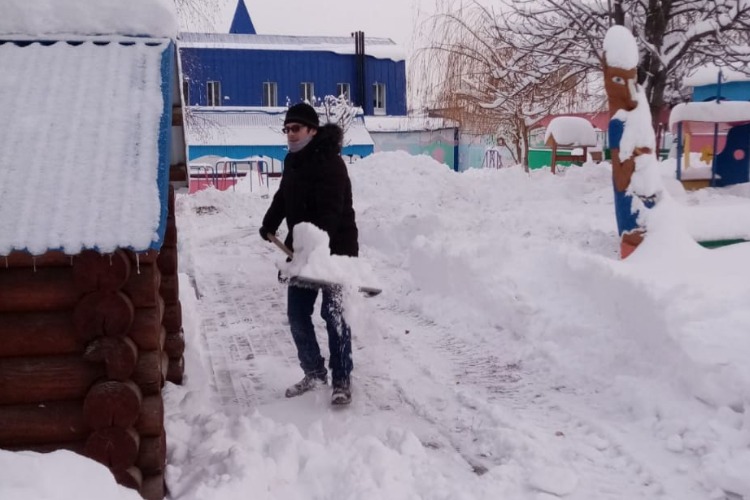 В Вольске родители расчищают детсады от снега