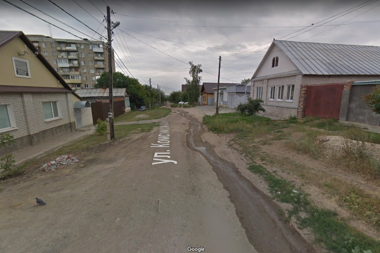 Улицу Комсомольскую заливают канализационные стоки