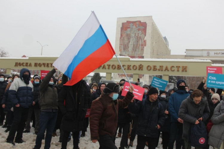 Участники акции внесистемной оппозиции заняли Театральную площадь Саратова