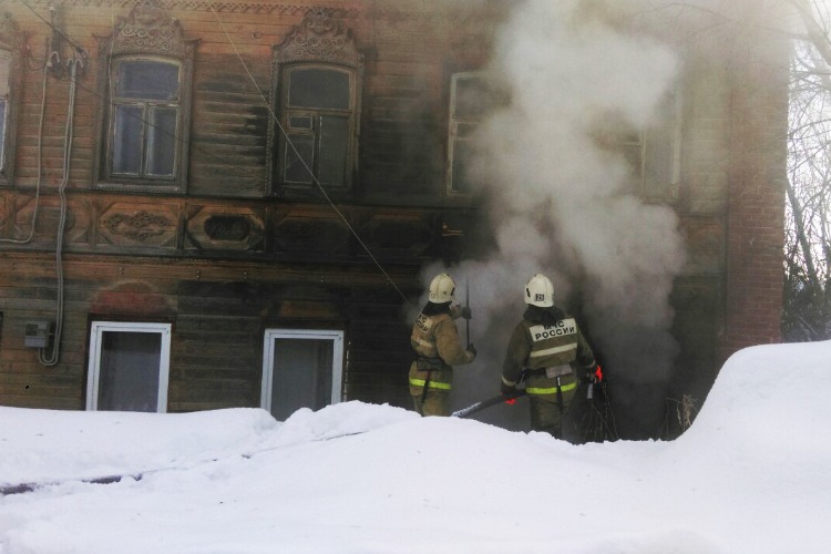 В Вольске горит многоквартирный дом