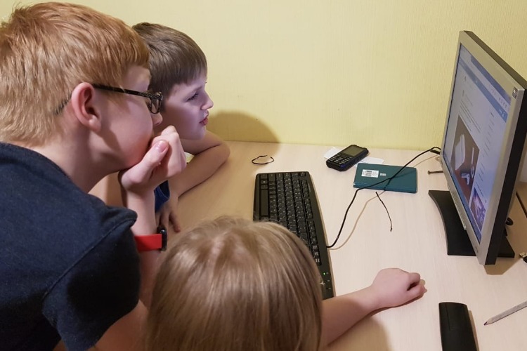 Школьников Вольского района хотят обеспечить компьютерами