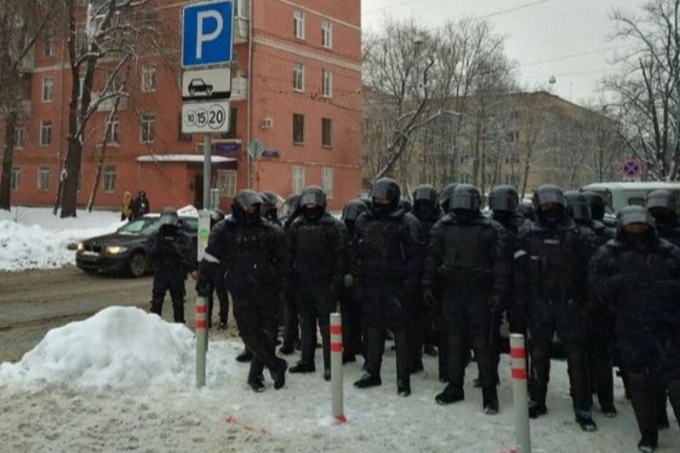 Российских журналистов на уличных акциях нарядят в зеленые неоновые жилеты
