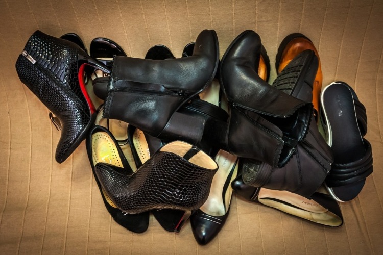 Если всю старую обувь выбросишь – это принесет достаток в дом. Народные приметы