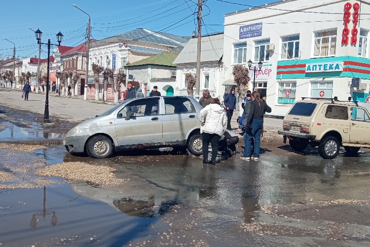 Труба Революционной. На перекрёстке провалился автомобиль и падают люди