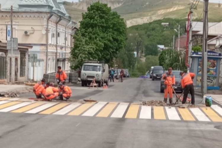 Дорожники вскрывают новый асфальт на улице Чернышевского