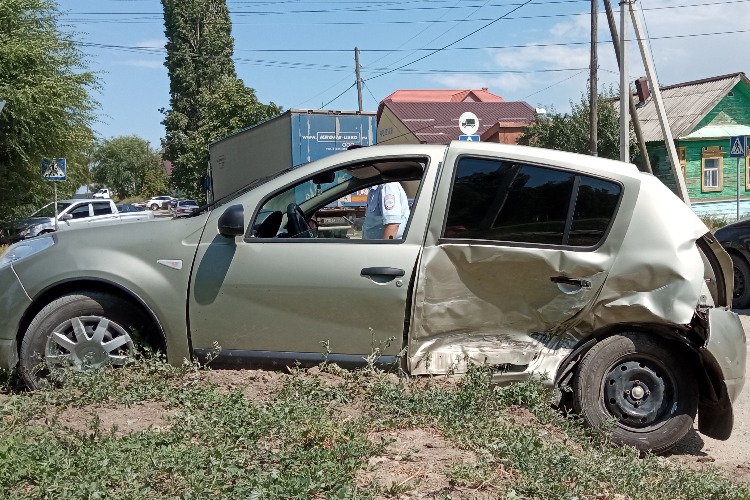 В Вольске в результате столкновения двух автомобилей пострадал пешеход